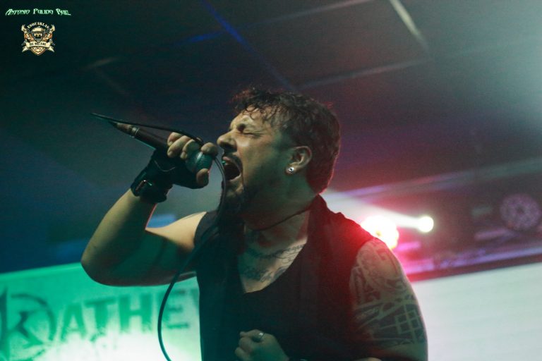 Kathew en la Sala X - Fajardo dejándose las cuerdas vocales.