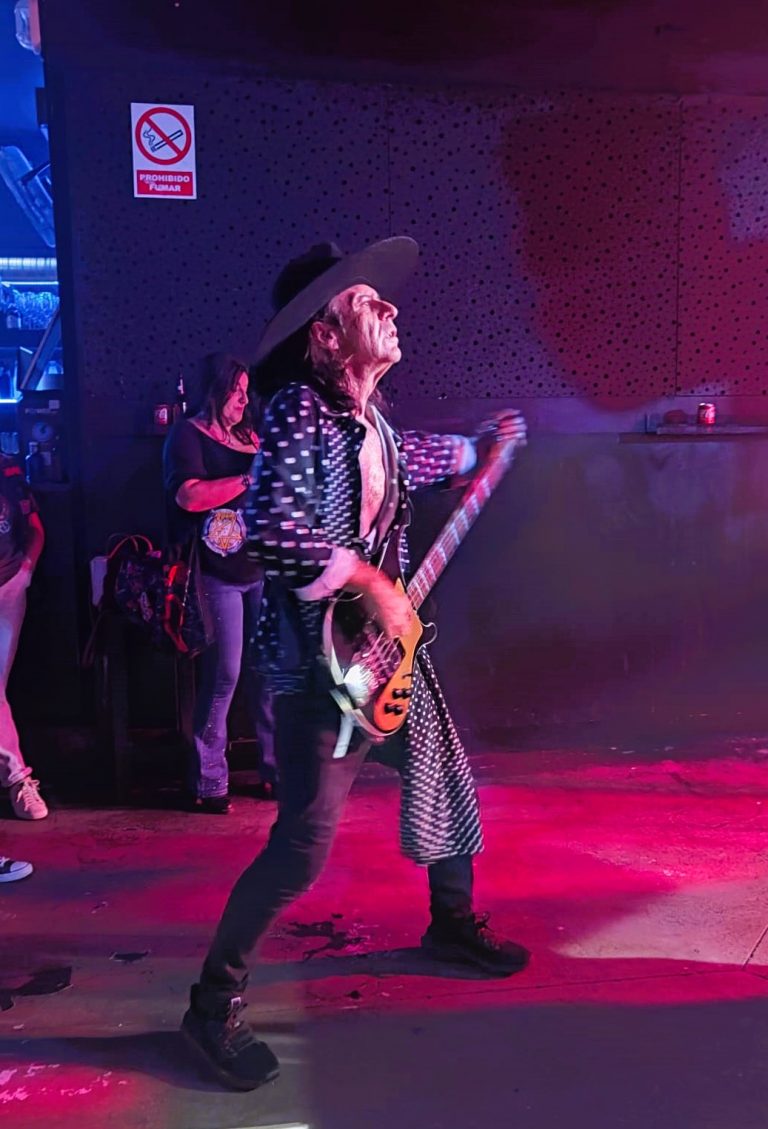 Shalom, Rubén, el bajista, tocando a pie de pista.