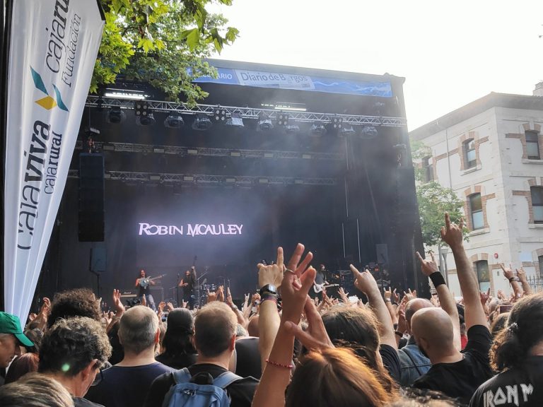 Concierto en Robin McAuley en el escenario principal.