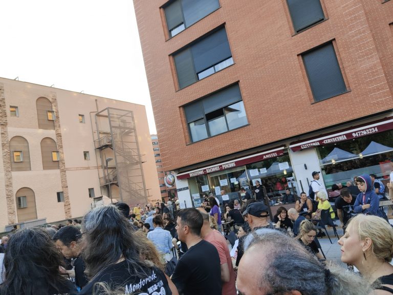 Bar con terraza junto al escenario secundario.