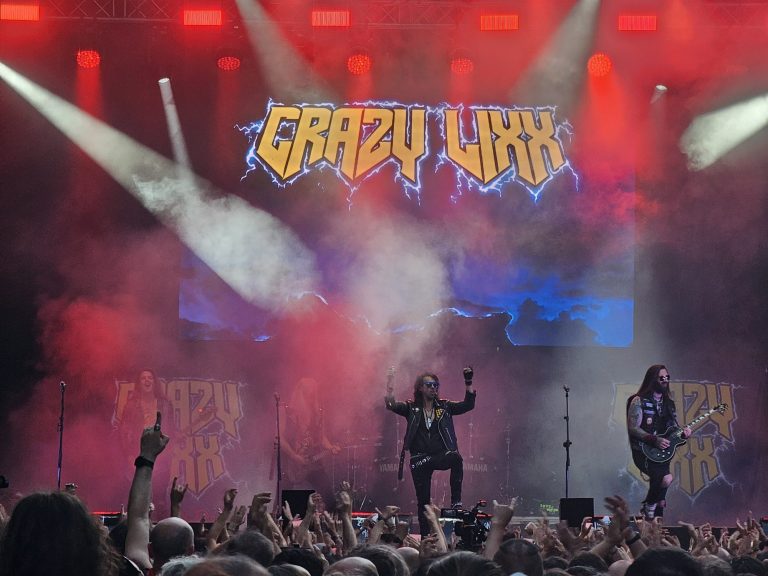 Crazzy Lixx en el escenario principal del Zurbarán Rock 2025.