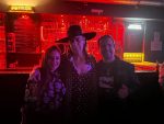 Mia Wallace y JB con Rubén, bajista de Shalom